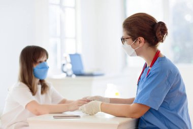Covid-19 aşısı olan bir çocuk. Genç çocuklar için koronavirüs aşısı. Doktor hastaya covid iğnesi yapıyor. Ergenler ve çocuklar için bağışıklık programı. Sağlık hizmetleri. Çocuk doktorundaki çocuk..