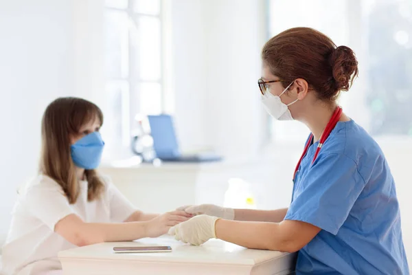 Enfant Qui Reçoit Vaccin Covid Vaccination Contre Coronavirus Pour Les — Photo