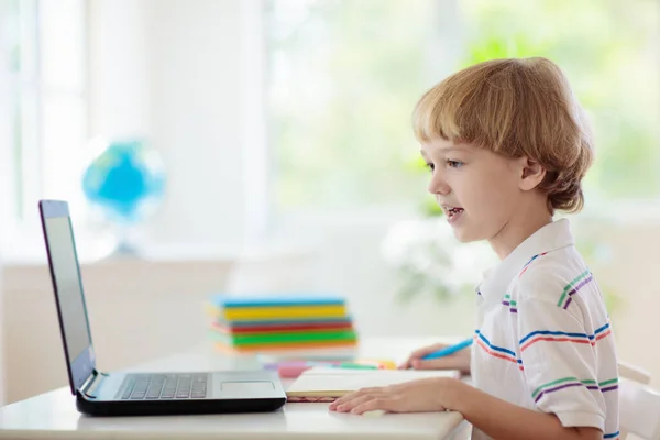 Fjärrundervisning Online Skolbarn Med Dator Som Har Videokonferens Chatt Med — Stockfoto