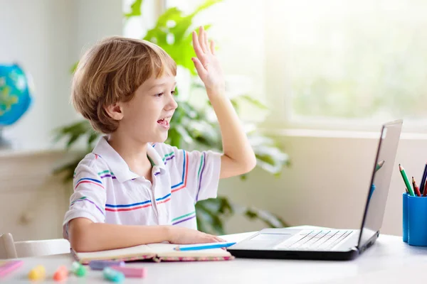 在线远程学习 有计算机的学生与老师和班组进行视频会议聊天 孩子在家里学习 检疫和禽流感爆发期间的家庭护理 — 图库照片