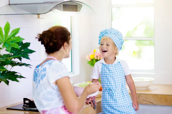 Mor Och Barn Vitt Kök Mamma Och Barn Matlagning Hemma — Stockfoto