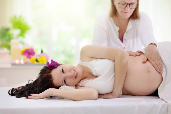 Tratamiento Spa Embarazo Masaje Para Mujeres Embarazadas Asiática Embarazada Mamá — Foto de Stock