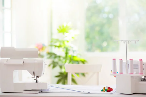 Máquina Coser Escritorio Blanco Taller Diseño Moda Pasatiempo Creativo Artesanía — Foto de Stock