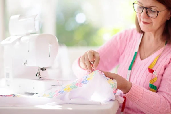 Mujer Cosiendo Escritorio Blanco Taller Diseño Moda Pasatiempo Creativo Artesanía — Foto de Stock