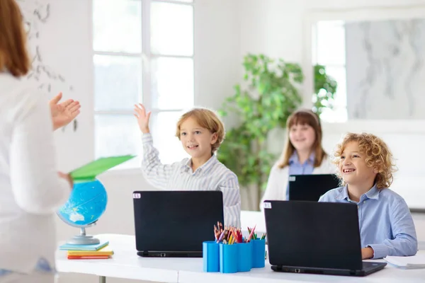 Skolbarn Med Bärbar Dator Videokonferenschatt Med Lärare Och Studentgrupp Fjärrundervisning — Stockfoto