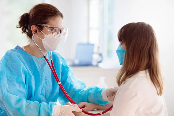 Doctor Examining Sick Patient Face Mask Ill Woman Health Clinic — Stock Photo, Image