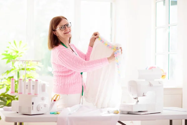 Mujer Cosiendo Escritorio Blanco Taller Diseño Moda Pasatiempo Creativo Artesanía — Foto de Stock