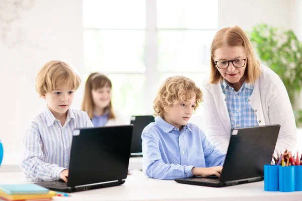 Niños Escuela Con Computadora Portátil Videoconferencia Chat Con Profesor Grupo — Foto de Stock