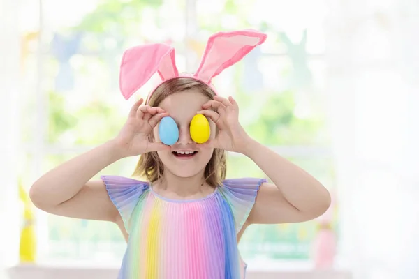 Niños Teñidos Huevos Pascua Los Niños Orejas Conejo Tiñen Colorido — Foto de Stock