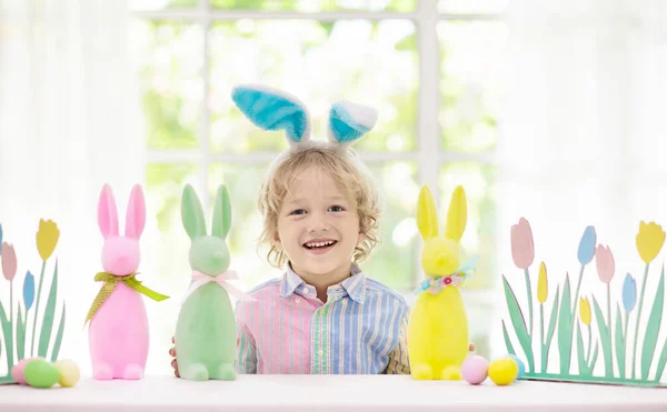 Anak Anak Mewarnai Telur Paskah Anak Anak Telinga Kelinci Mewarnai — Stok Foto