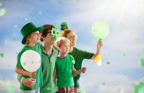 Parada Patryka Irlandzka Impreza Grupa Przyjaciół Rodziny Świętują Święto Patryka — Zdjęcie stockowe