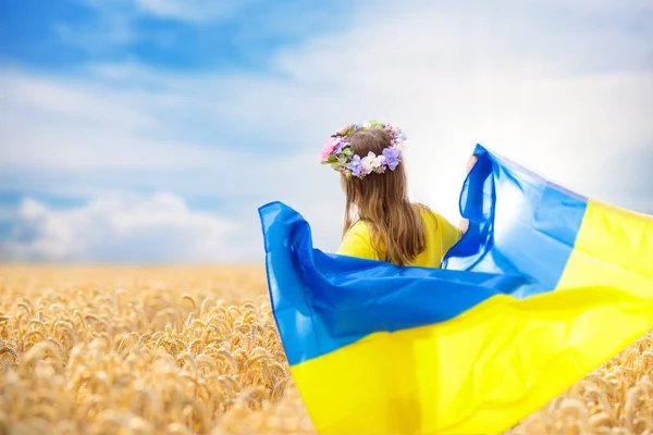 Ukrayna Için Dua Buğday Tarlasında Ukrayna Bayrağı Taşıyan Bir Çocuk — Stok fotoğraf