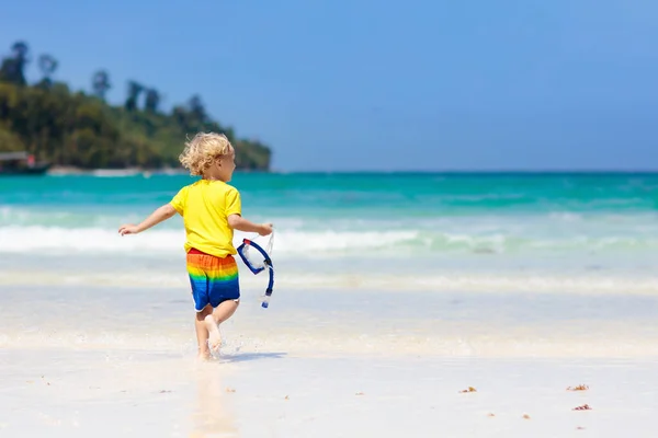 熱帯のビーチでシュノーケ リングの子 子供家族の夏休みにエキゾチックな島の海でシュノーケル 小さな男の子が海で海岸に砂と水を再生します 幼児は 波のように実行しています 子供のためのビーチ楽しい — ストック写真