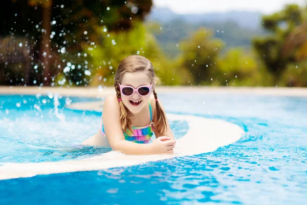 Bambino Che Gioca Piscina Vacanze Estive Con Bambini Bambina Che — Foto Stock