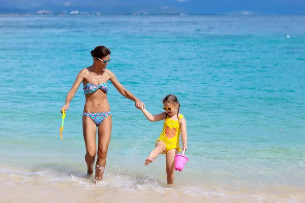 Madre Hijo Jugando Playa Tropical Vacaciones Verano Familia Mamá Niña —  Fotos de Stock