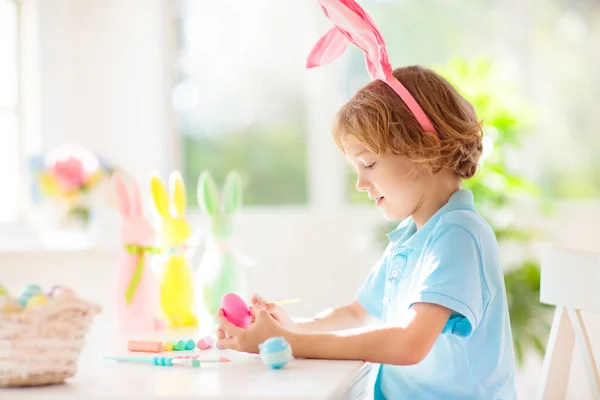 Dzieci Farbują Wielkanocne Jaja Dzieci Króliczych Uszach Farbują Kolorowe Jajka — Zdjęcie stockowe