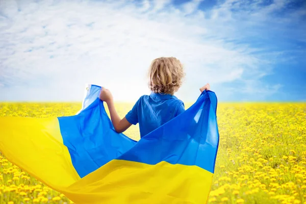 Betet Für Die Ukraine Kind Mit Ukrainischer Flagge Kleiner Blonder — Stockfoto