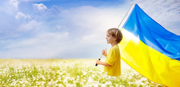 ウクライナのために祈る ウクライナの国旗を持つ子供 小さな金髪の少年が平和のために国旗を振っている 独立記念日を祝う幸せな子供 — ストック写真