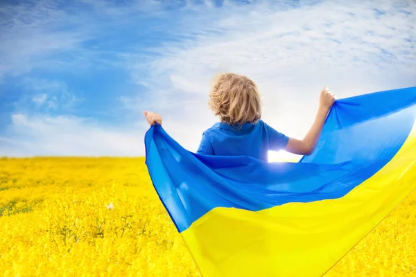 Моліться Україну Дитина Українським Прапором Маленький Блондин Махає Національним Прапором — стокове фото