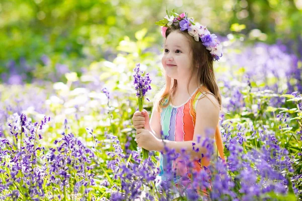 Dítě Hyacintovníky Dítě Květiny Zahradní Nářadí Kolečko Dívka Zahradnictví Děti — Stock fotografie
