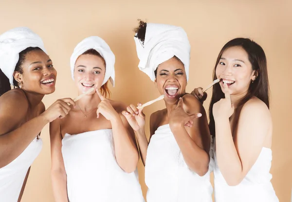 Многоэтнические Женщины Нижнем Белье Полотенцем Тела Делая Оральную Чистку Зубные — стоковое фото