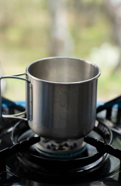 Metal kahve fincanıyla kamp gazı.