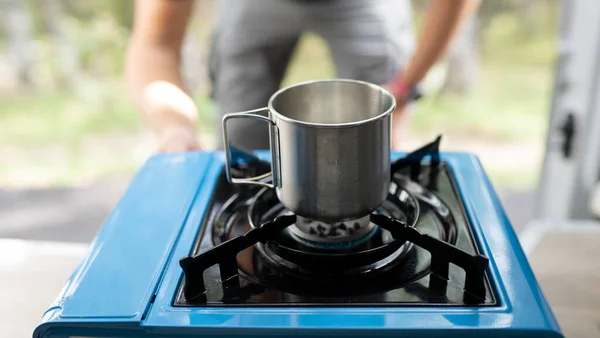 Metal kahve fincanıyla kamp gazı.