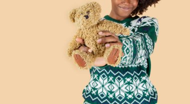 Noel 'de ayıcık bej bir geçmişi olan güzel bir kadın.