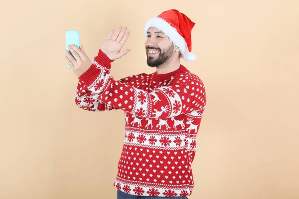 Latynoski Człowiek Bożonarodzeniowym Kapeluszem Rozmowy Wideo Przez Telefon Komórkowy — Zdjęcie stockowe