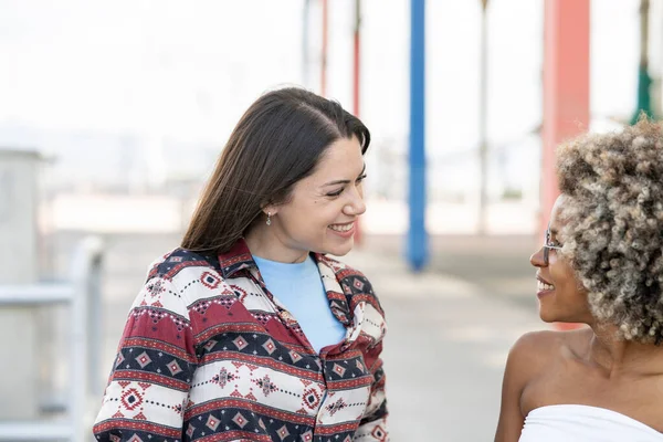 Dos Mujeres Multiétnicas Que Son Una Pareja Miran Ríen — Foto de Stock