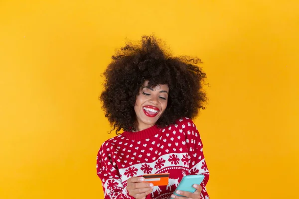 Mujer Feliz Navidad Mostrando Tarjeta Crédito Plástico Mientras Sostiene Teléfono — Foto de Stock