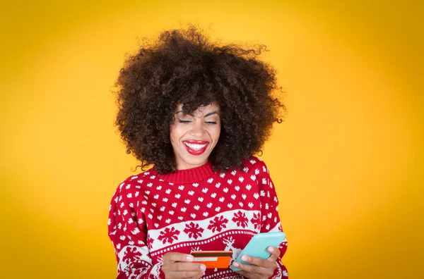 Mujer Afroamericana Bonita Compras Navidad Con Teléfono Inteligente Tarjeta Crédito — Foto de Stock