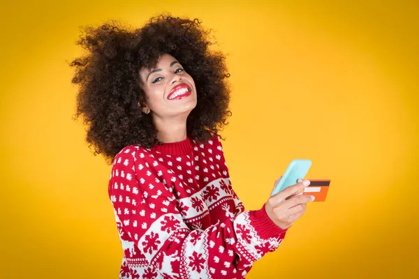 Mulher Feliz Natal Mostrando Cartão Crédito Plástico Enquanto Segurando Telefone — Fotografia de Stock
