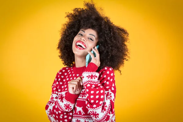 Mujer Hablando Por Teléfono Móvil Navidad Fondo Amarillo — Foto de Stock