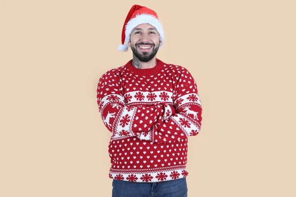 Чоловік Різдвяним Капелюхом Санта Усміхнений Бежевий Фон — стокове фото