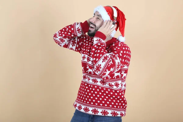 Іспаномовний Чоловік Слухає Музику Навушниками Різдво Капелюхом Санти Жовтий Фон — стокове фото