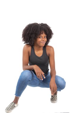 Beyaz arka planda güzel bir Afro-Amerikan kadının portresi.