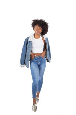 Stüdyo beyaz arka planda poz veren Afrikalı kadın