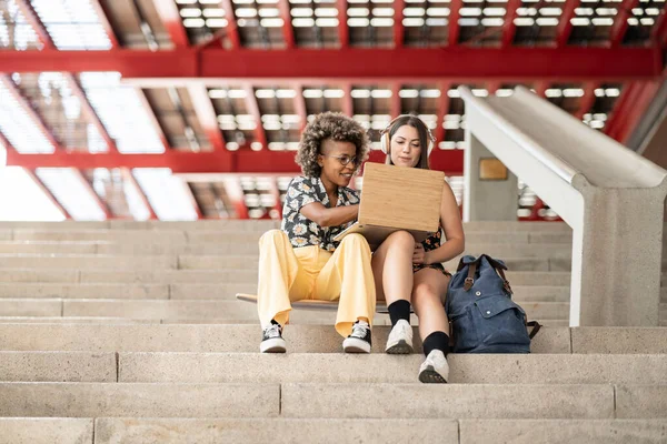 Dos Mujeres Multiétnicas Sentadas Escaleras Con Portátil — Foto de Stock