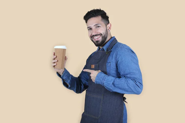身穿蓝色围裙和衬衫的拉美裔侍者一只手拿着咖啡 另一只手拿着咖啡 — 图库照片