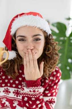 Noel 'de akıllı telefonlu bir kadının güzel bir video araması.