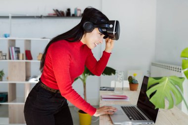 Evden gelen kadın telgrafı, sanal gerçeklik gözlükleri, video çağrısı..