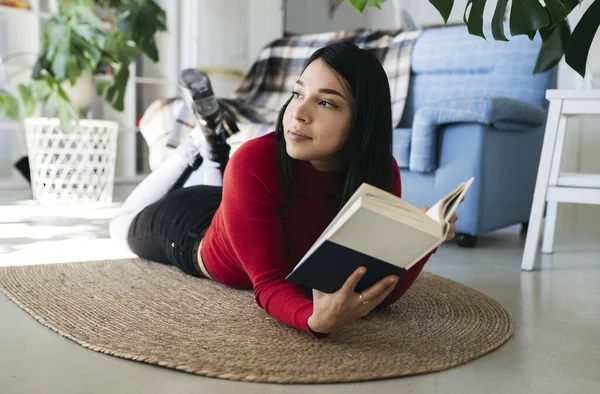 Bonita Mulher Hispânica Deitada Tapete Casa Lendo Livro — Fotografia de Stock