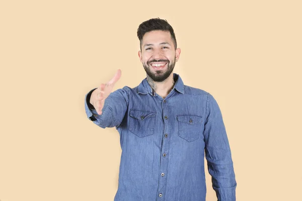 Sorridente Latino Ispanico Uomo Gesto Benvenuto Sfondo Giallo — Foto Stock