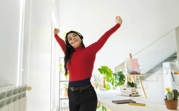 Vakker Kvinne Som Fjernarbeider Hjemme Som Strekker Seg Tretthet – stockfoto