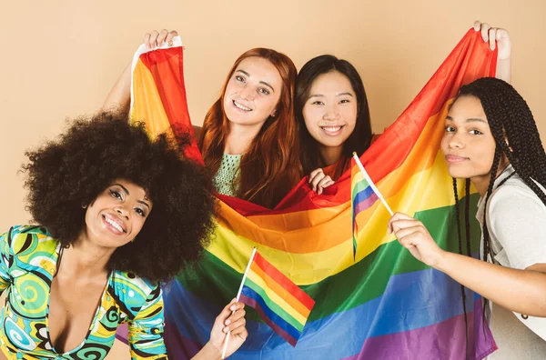 Grupo Amigos Multiétnicos Con Bandera Multicolor Derechos Lgbti — Foto de Stock