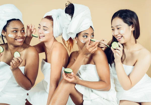 Többnemzetiségű Nők Csoportja Akik Kozmetikai Kezelésen Esnek Törölközőkkel Fejükön Törölközővel — Stock Fotó