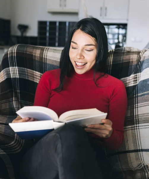 Όμορφη Ισπανόφωνη Γυναίκα Που Διασκεδάζει Διαβάζοντας Ένα Βιβλίο Στο Σπίτι — Φωτογραφία Αρχείου