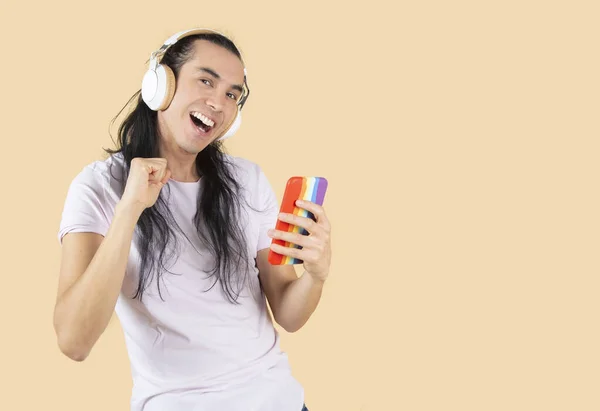 Hispanic Man Zingen Met Koptelefoon Beige Achtergrond — Stockfoto