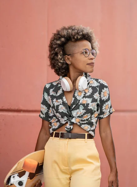 Afro Americana Skate Fones Ouvido — Fotografia de Stock